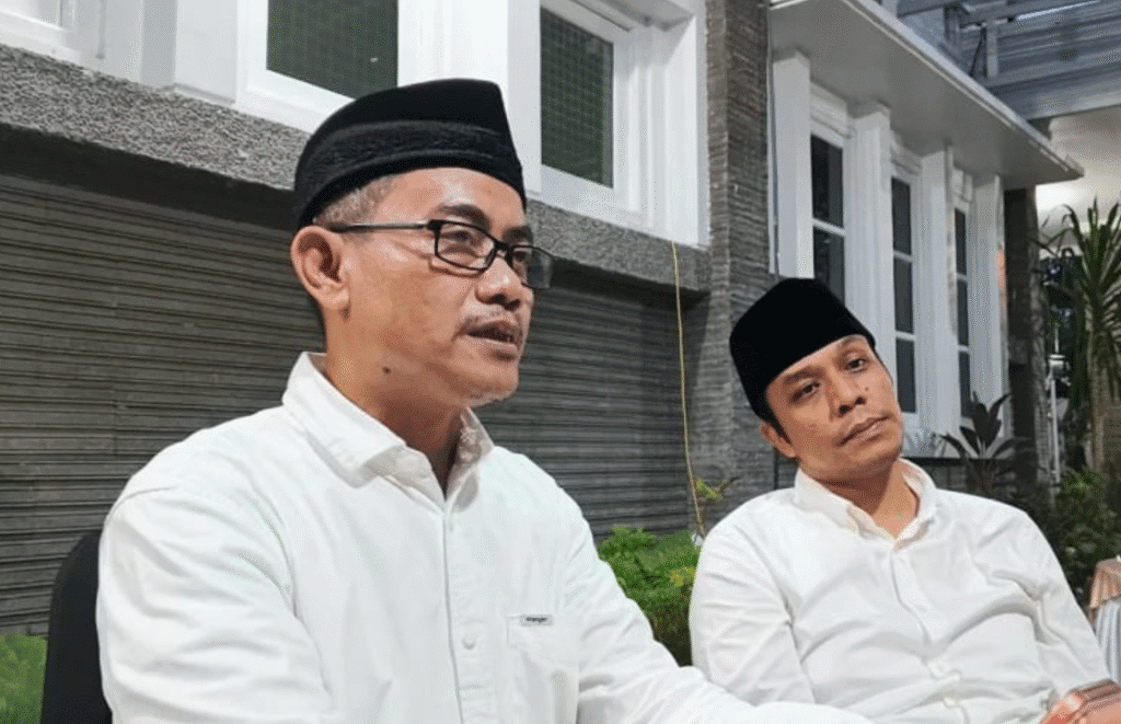 Juru bicara forum Mustasyar NU di Ponpes Tebu Ireng, Jombang, HM. Abdul Muid (kemeja putih) menyampaikan hasil pertemuan forum, Sabtu malam 96/12/2025).