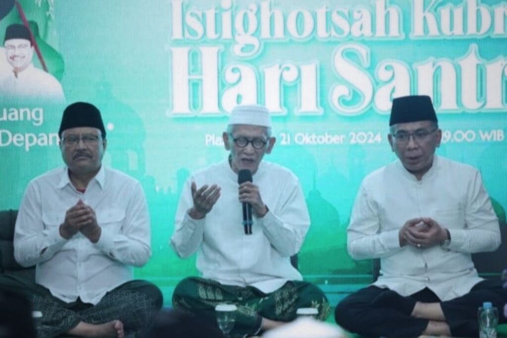 Jajaran elite PBNU. Dari kiri Sekjen Saifullah Yusuf, Rais Aam Miftachul Ahyar, dan Ketua Umum Yahya Cholil Staquf. Konflik di lingkaran ini disebut tak memengaruhi aktivitas NU akar rumput. (Dok. PBNU)