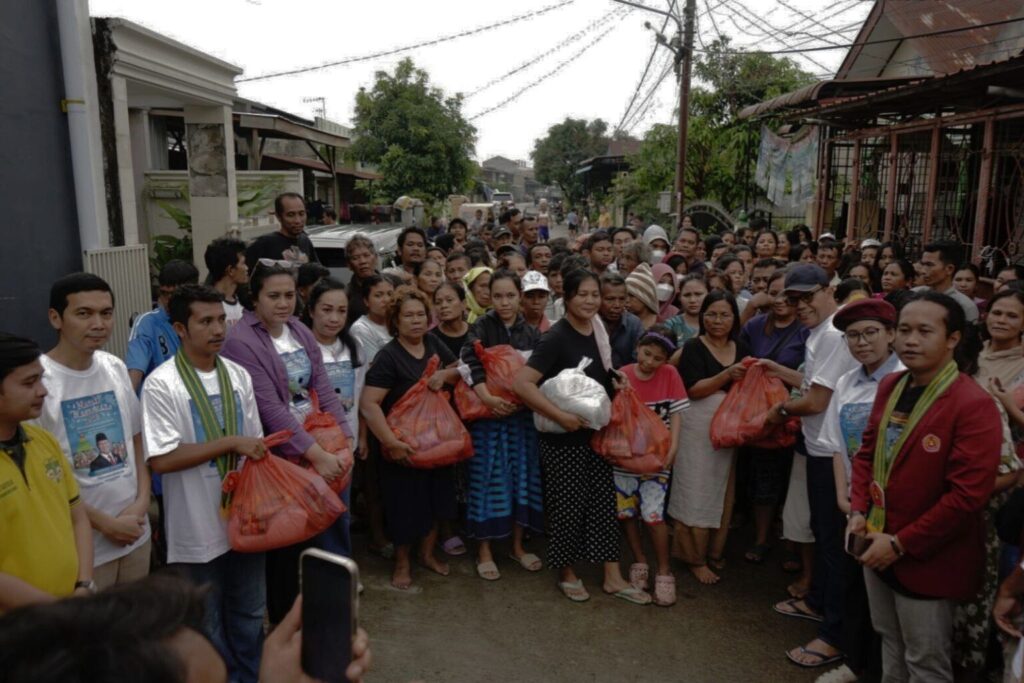 sejumlah warga menerima bantuan banjir sumatera