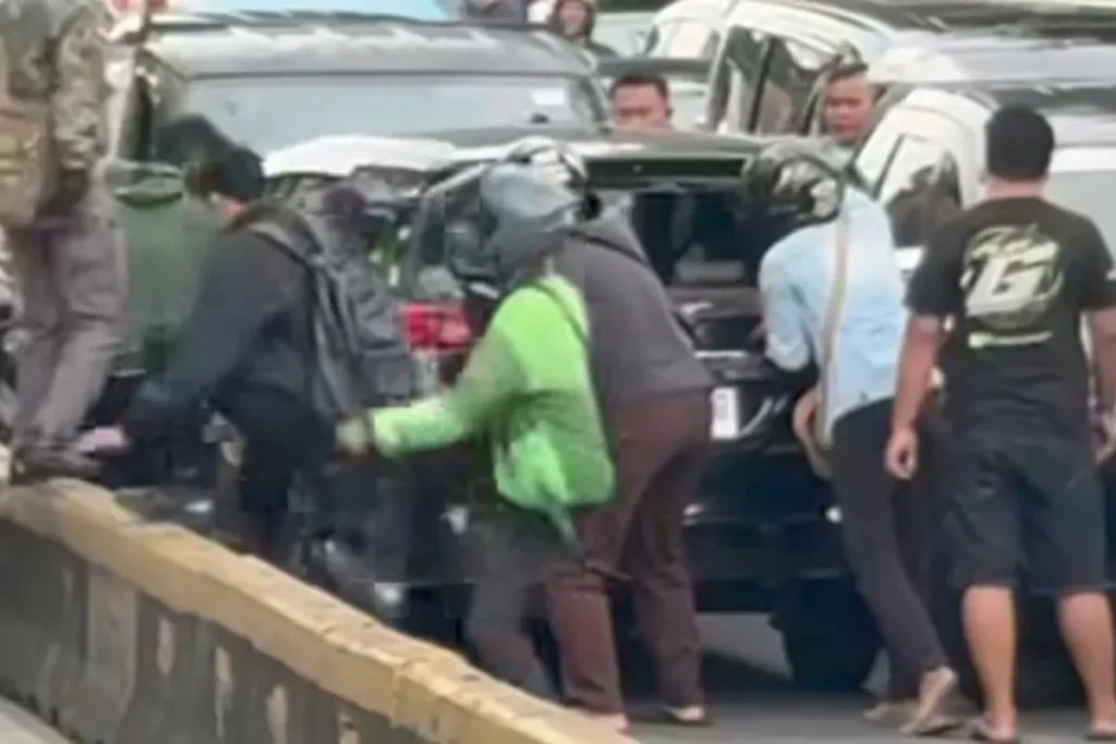 Mobil Lawan Arah
