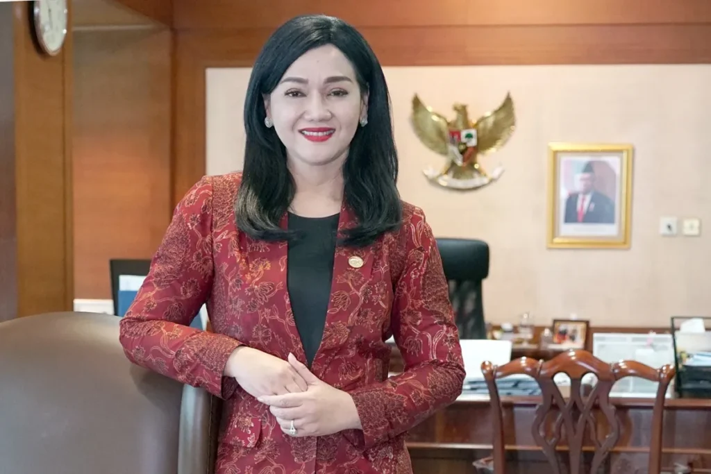 Ketua OJK, Friderica Widyasari