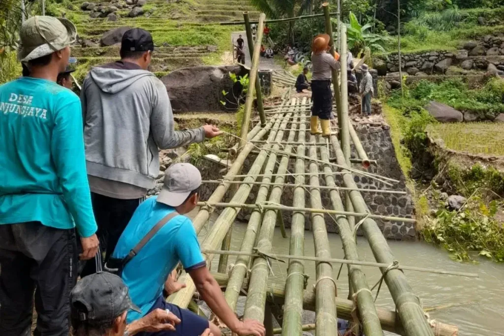 jembatan darurat Pakenjeng Desa Tanjungjaya