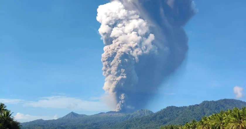 Aktivitas Gunung Dukono Meningkat, Erupsi Besar Picu Evakuasi Pendaki