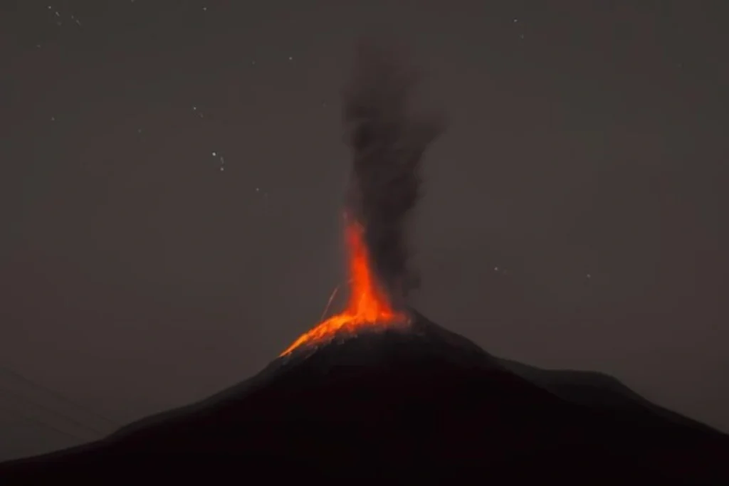 Gunung Lewotobi Laki-laki meletus