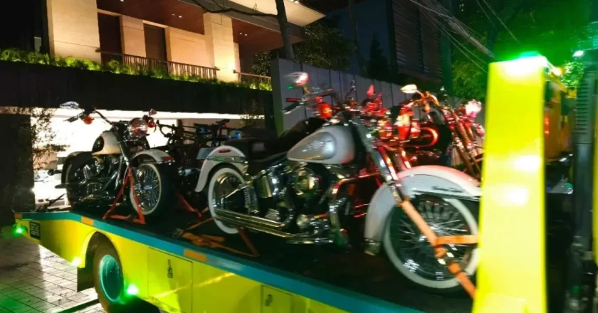 KPK Sita Porsche, Harley Davidson, dan Uang Asing dari Rumah Silmy Karim