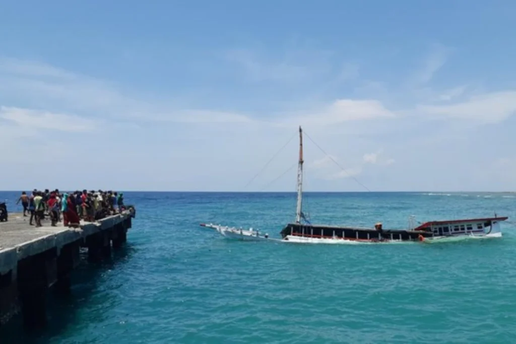 Kapal Karam di Perairan Tanjung Api Sumut