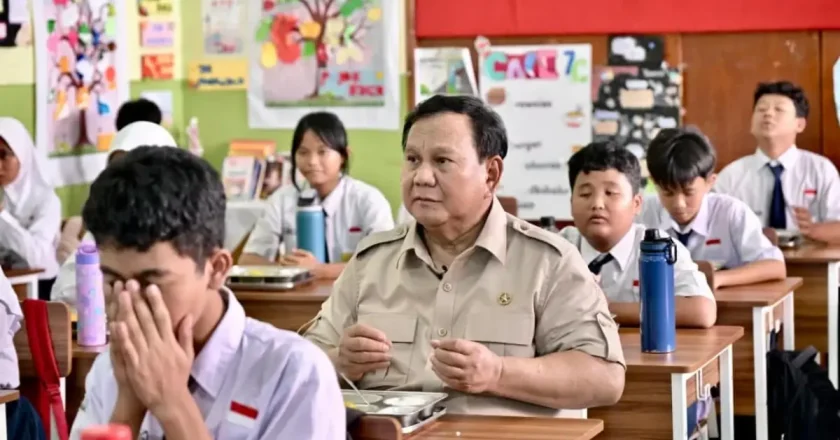 Prabowo Tinjau Program Makan Bergizi Gratis di SMPN 111 Jakarta