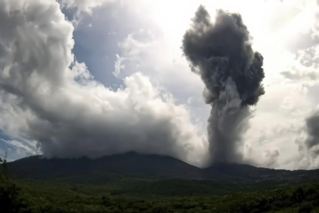 erupsi Gunung Lewotobi Laki-laki
