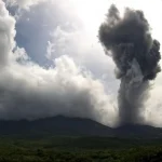 Erupsi Gunung Lewotobi Laki-laki Picu Penutupan Bandara Maumere