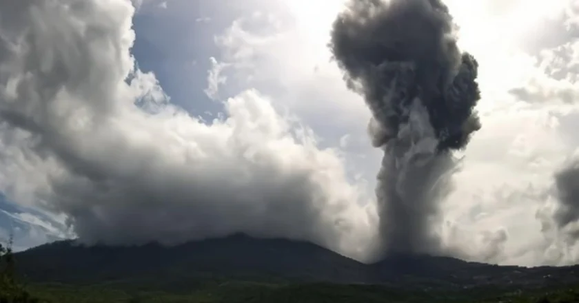 Erupsi Gunung Lewotobi Laki-laki Picu Penutupan Bandara Maumere